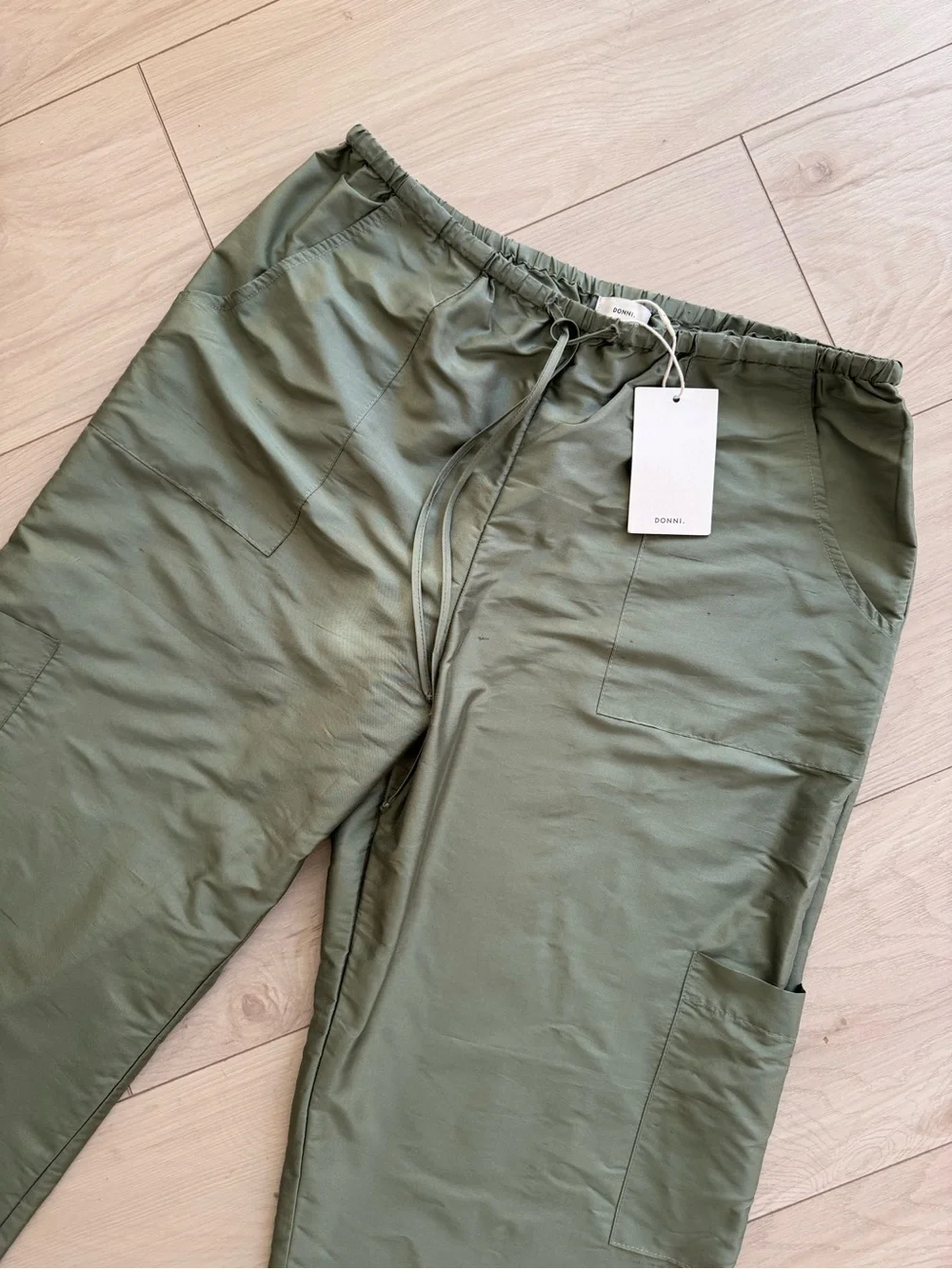 *SOLD* NWT DONNI Taffeta cargo pants in oregano - Picture 4 of 8